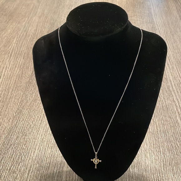 Cross with heart necklace - Picture 2 of 6